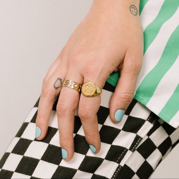 Gold Smiley Face Signet Ring - Picture 4 of 7